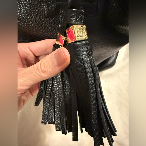 TORY BURCH THEA BUCKET BAG | Black Leather Shoulder Bag - Picture 3 of 8